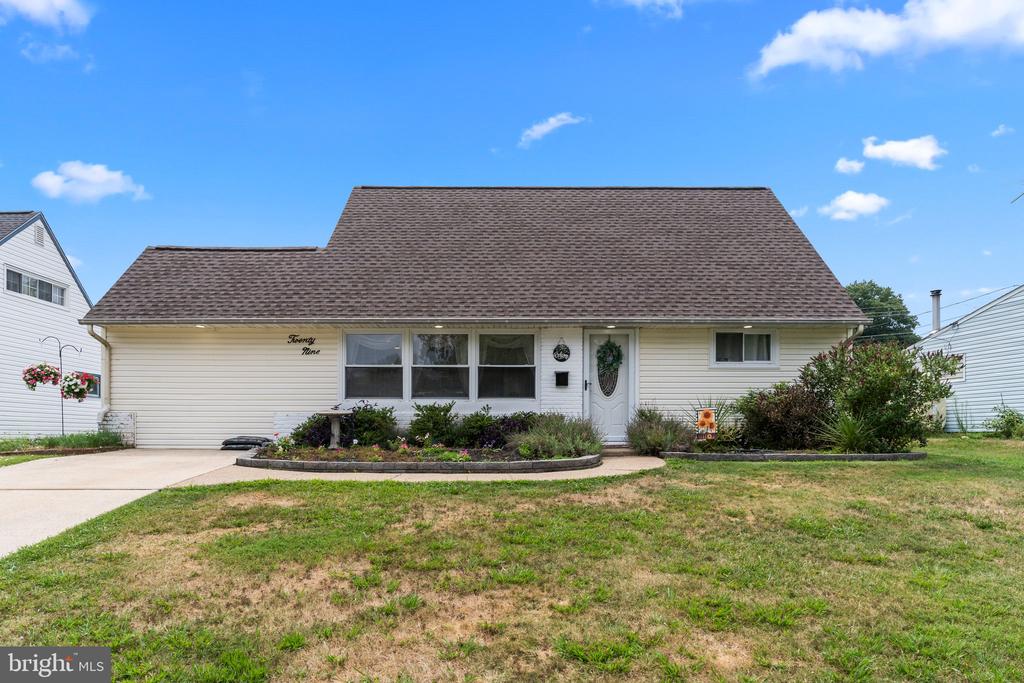 Petunia Rd, Levittown, PA 19056