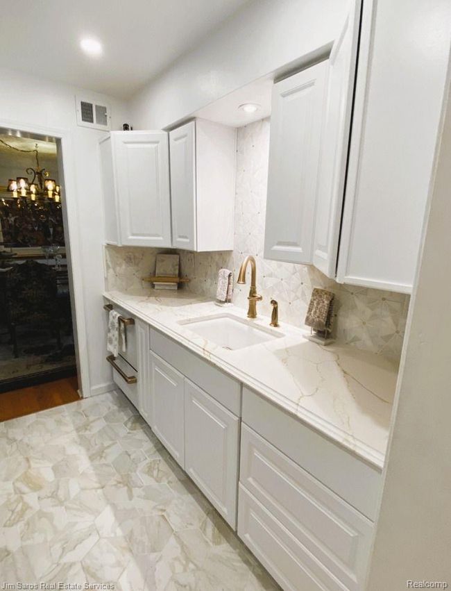 APT-10 - 1750 Vernier Rd, Condo with 2 bedrooms, 2 bathrooms and null parking in Grosse Pointe Woods MI | Image 5