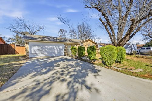 1203 Southmoor Dr, Arlington, TX, 76010-5847 | Card Image