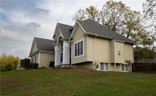 516 Westgate Dr, Warrensburg, MO, 64093-9306 | Card Image