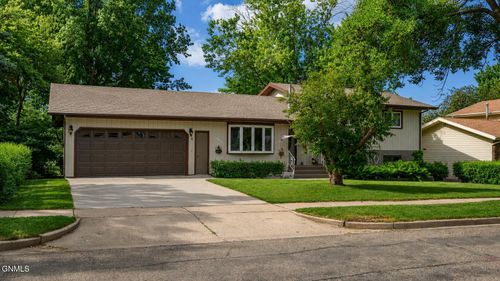 2009 Grimsrud Dr, Bismarck, ND, 58501-1317 | Card Image