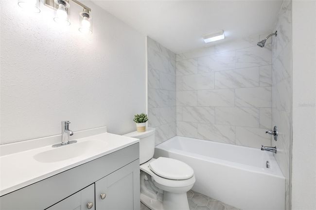 Upstairs full hallway bathroom | Image 18