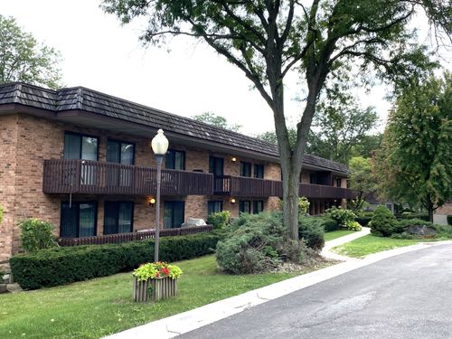 207-8200 Woodglen Lane, Downers Grove, IL, 60516 | Card Image