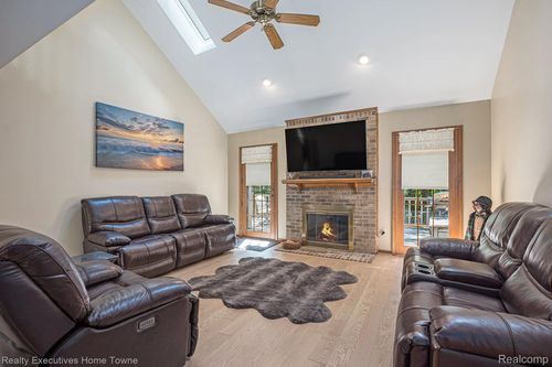 16202 Pine Ridge Dr N, Fraser, MI, 48026-5017 | Card Image