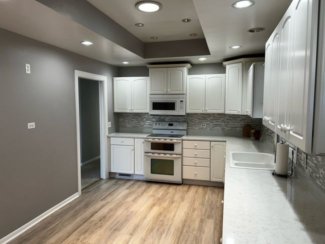 8001 45 Th St, House other with 3 bedrooms, 2 bathrooms and 2 parking in Lyons IL | Image 6