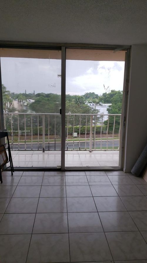 apt-4e-500 Executive Center Dr, West Palm Beach, FL, 33401-4909 | Card Image