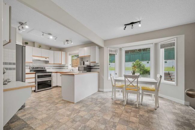 2815 Signal Hill Dr Sw, House other with 3 bedrooms, 3 bathrooms and 4 parking in Calgary AB | Image 5