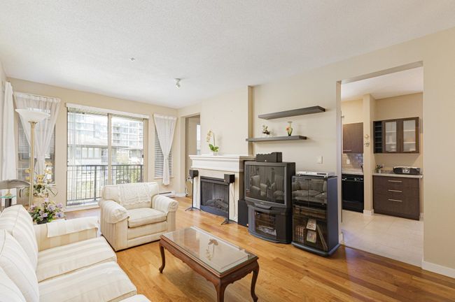 3401 - 5119 Garden City Road, Condo with 3 bedrooms, 2 bathrooms and 3 parking in Richmond BC | Image 3