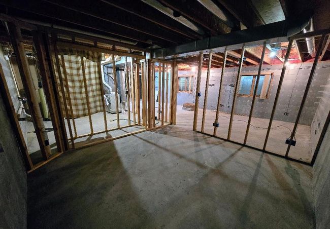 SE framed in bedroom | Image 38