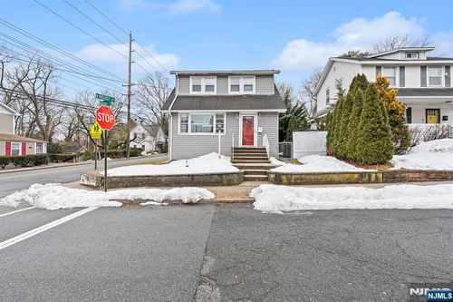 4 Banta Pl, Bergenfield, NJ, 07621-1104 | Card Image
