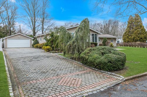 9 Lauren Ave, Dix Hills, NY, 11746-6631 | Card Image