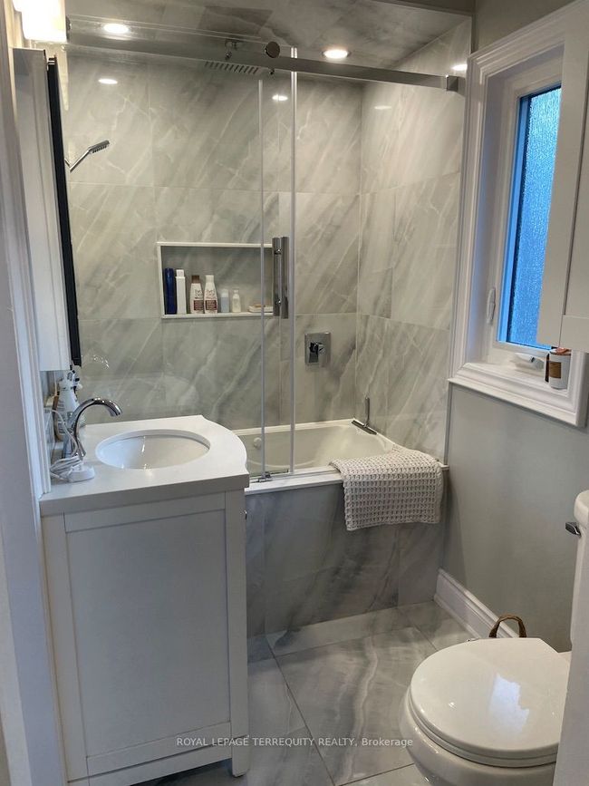 UPPER - 69 Burnaby Blvd, Home with 2 bedrooms, 1 bathrooms and 1 parking in Toronto ON | Image 12