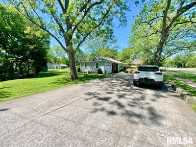 1410 Franklin Street, Home with 3 bedrooms, 1 bathrooms and null parking in Carlyle IL | Image 3