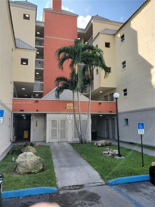 apt-107-8235 Lake Dr, Doral, FL, 33166-7799 | Card Image