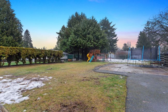 9380 148 Street, House other with 3 bedrooms, 1 bathrooms and 6 parking in Surrey BC | Image 25