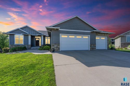 7905 S Sunny Oak Cir, Sioux Falls, SD, 57108-8377 | Card Image