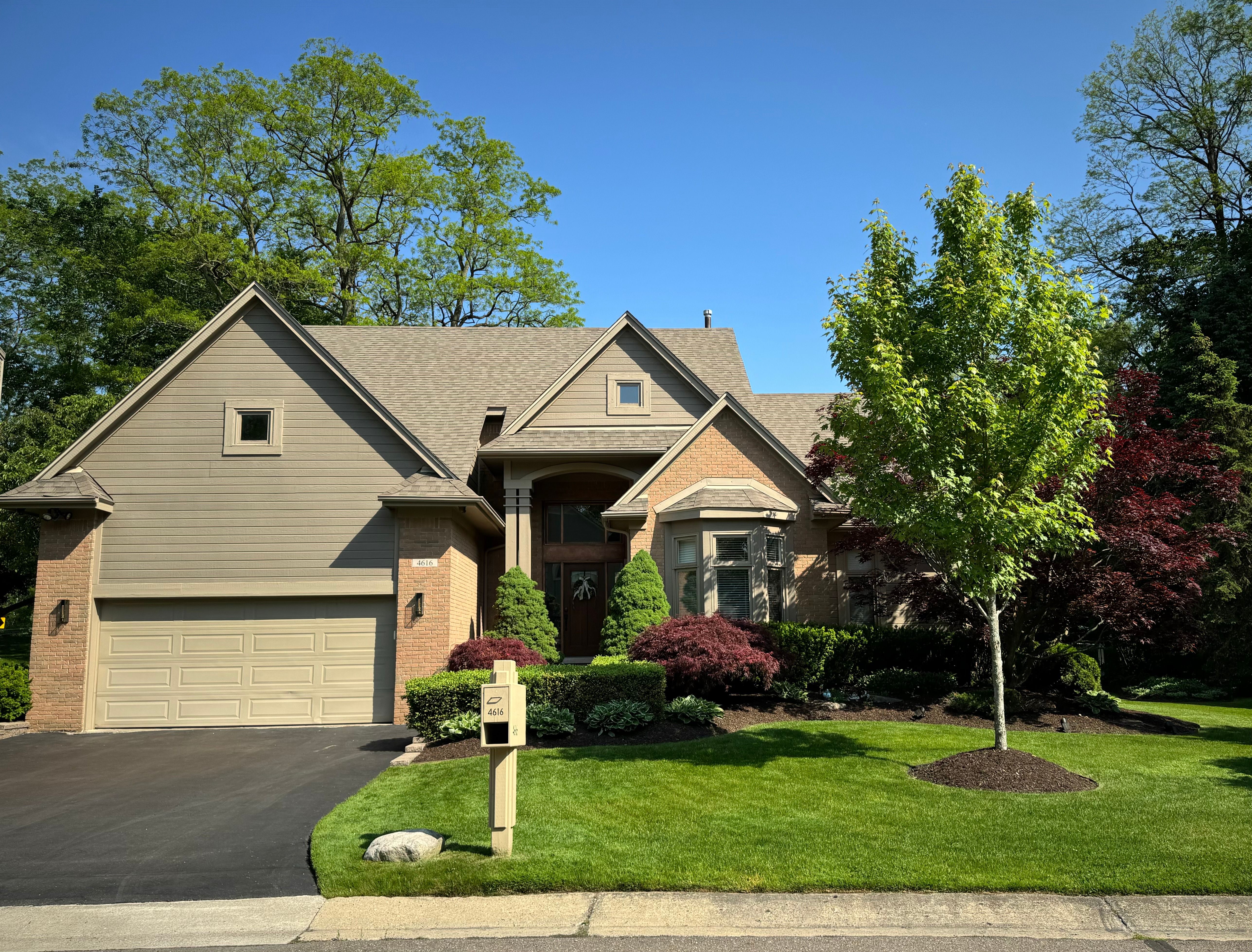 Woodbine Cir, West Bloomfield, MI 48323