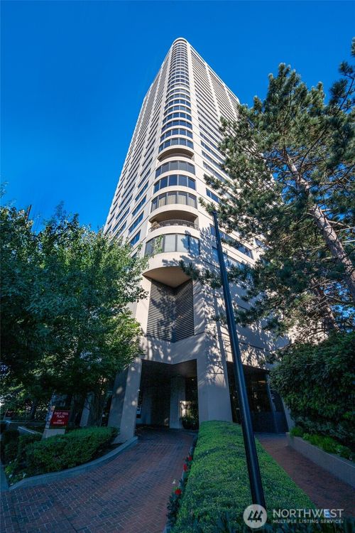 apt-21i-1301 Spring St, Seattle, WA, 98104-1353 | Card Image