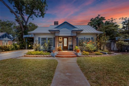 216 E Cedar St, Seguin, TX, 78155-3712 | Card Image