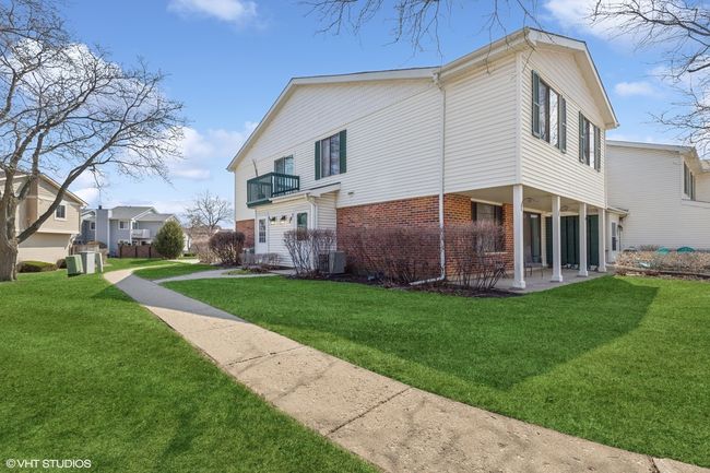 302 Taylor Ct, Condo with 3 bedrooms, 2 bathrooms and 1 parking in Vernon Hills IL | Image 13