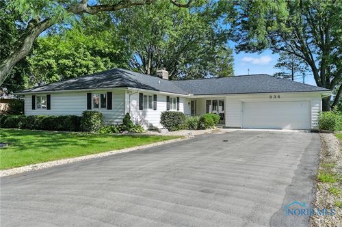 936 Country Club Dr, Fostoria, OH, 44830-9615 | Card Image