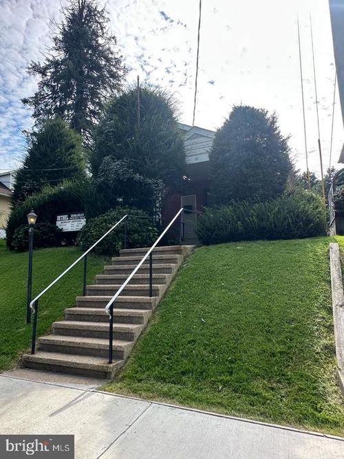 32 Morgantown Rd, Reading, PA, 19611-1650 | Card Image