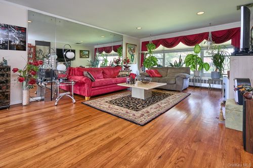 1067 Ashley Dr, Valley Stream, NY, 11580-2400 | Card Image