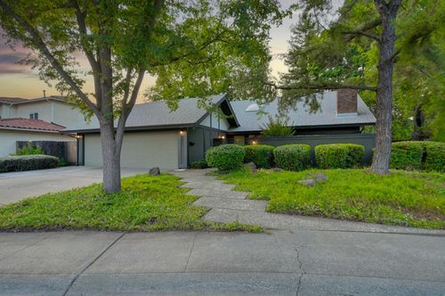 660 Jerome St, Davis, CA, 95616-2725 | Card Image
