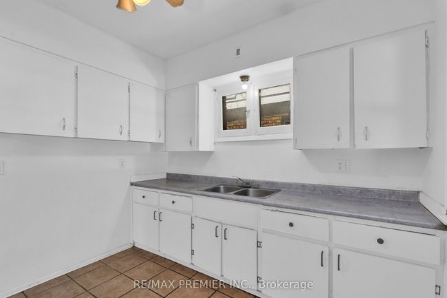 510 Randolph Ave, House other with 6 bedrooms, 2 bathrooms and 2 parking in Windsor ON | Image 15
