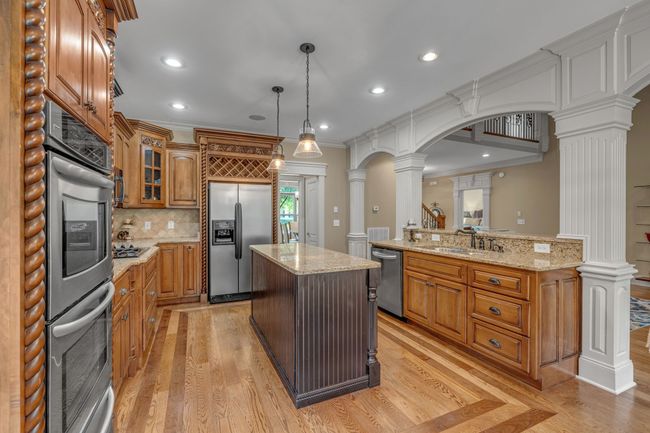 Use these double ovens to prepare meals for you, your family, or your guests. Pay close attention to the hardwood floors with borders. | Image 20