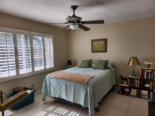 208c-9 Ne 19th Ct, Wilton Manors, FL, 33305-1093 | Card Image