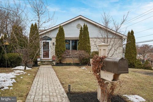 906 Division Ave, WILLOW GROVE, PA, 19090-2803 | Card Image