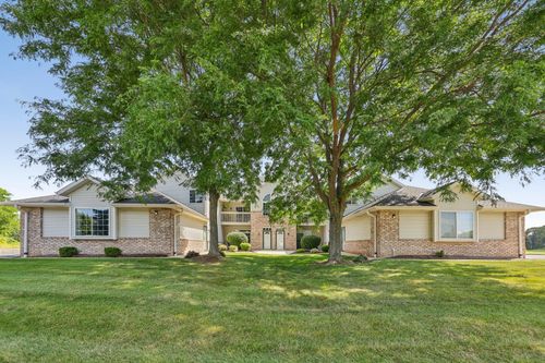 4740 W Maple Leaf Cir, Greenfield, WI, 53220-2781 | Card Image