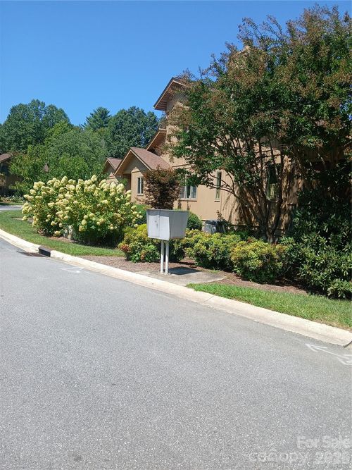 304 Red Oak Dr, Hendersonville, NC, 28791-1941 | Card Image