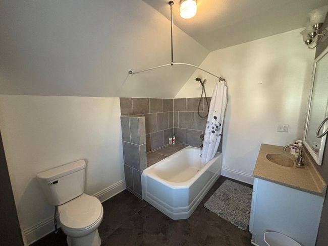 Upstairs Bathroom/Guest Bathroom | Image 21