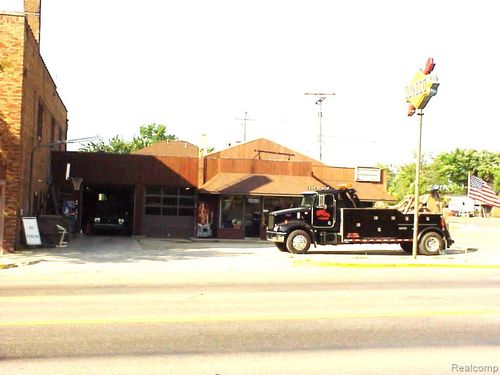 303 E E. Grand River Road Road, Howell, MI, 48843 | Card Image