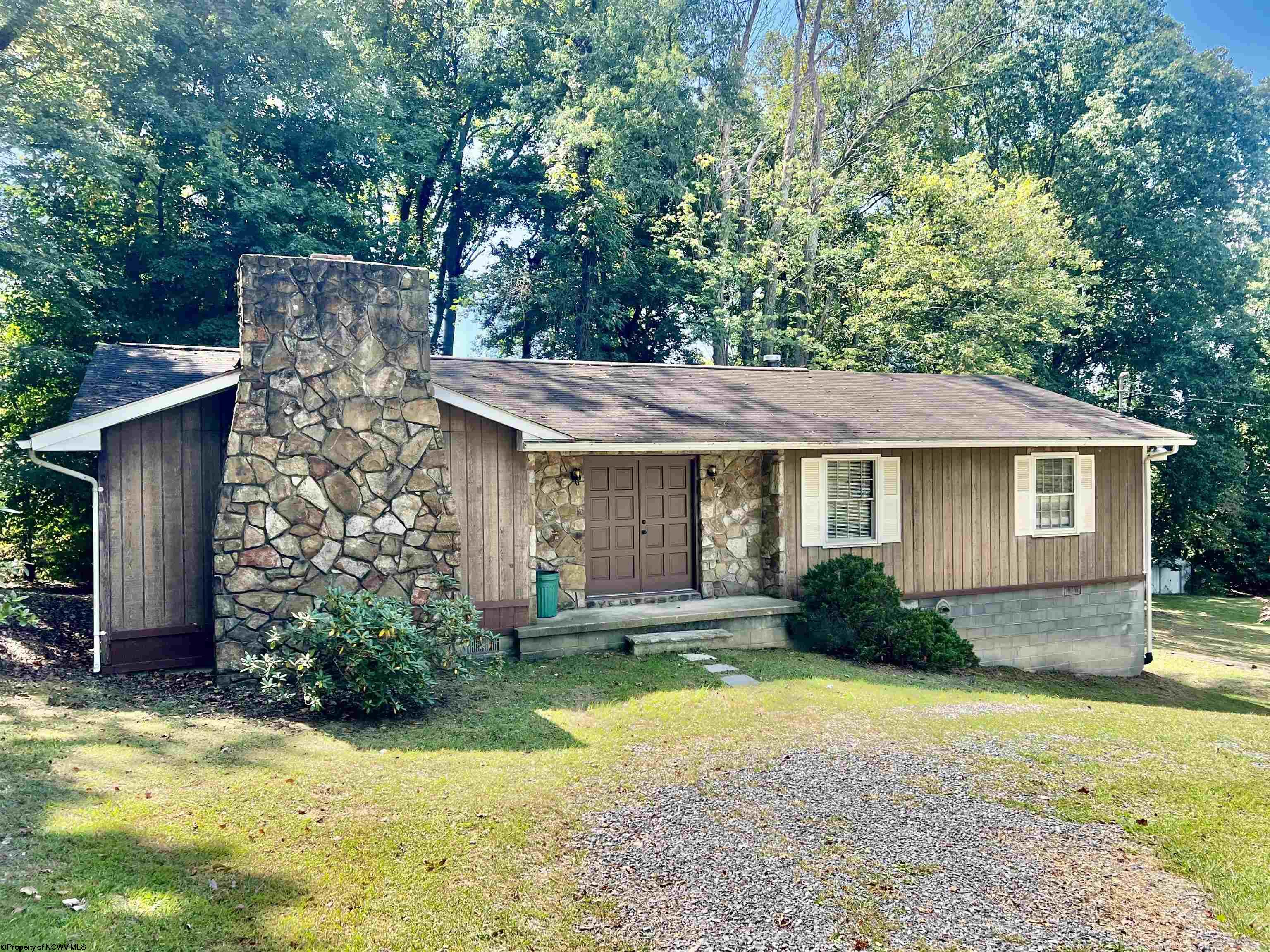 Nicki St, Fairmont, WV 26554