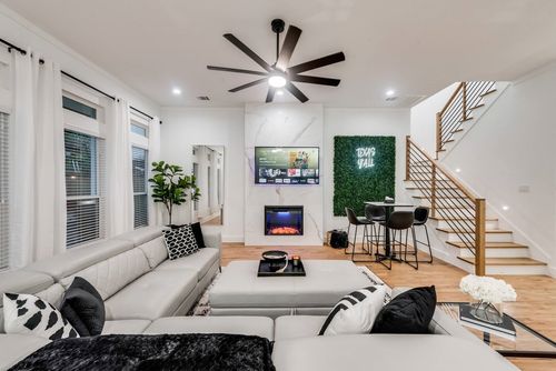 2015 S Ewing Ave, Dallas, TX, 75216-2017 | Card Image