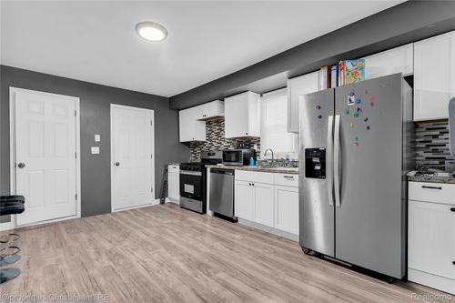 25636 New York St, Dearborn Heights, MI, 48125-1125 | Card Image