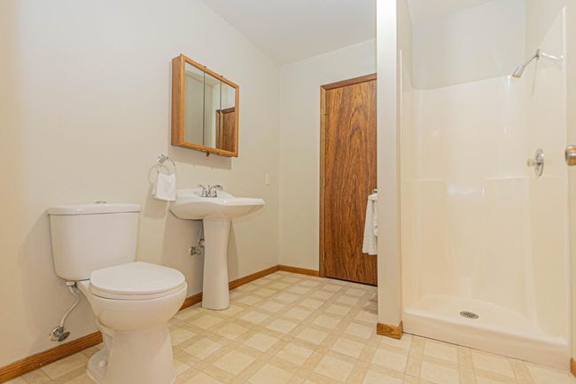 29-Lower Level Bath 3.jpg | Image 29