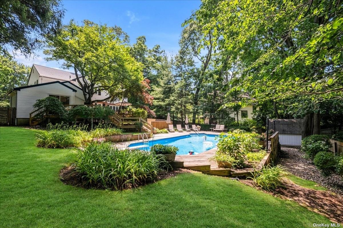 Davis Rd, Port Washington, NY 11050