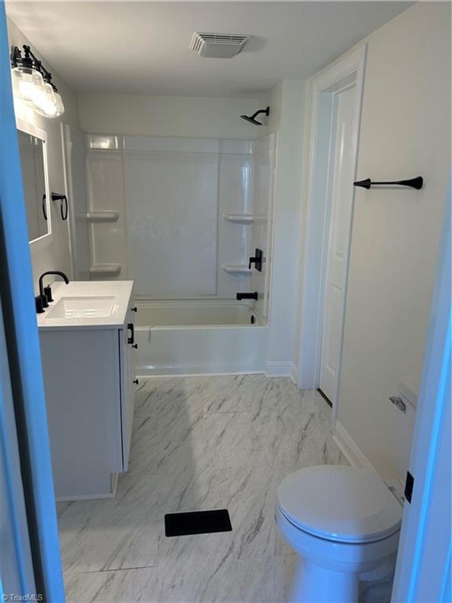 primary bath | Image 16