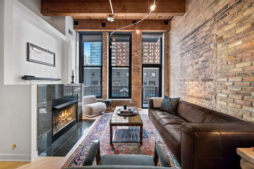 apt-209-300 Grand Ave, Chicago, IL, 60654-7863 | Card Image