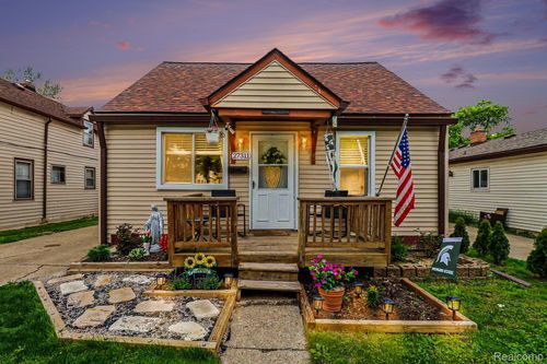 27311 Ridgewood St, Roseville, MI, 48066-7916 | Card Image