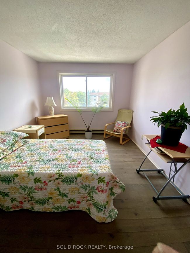 403 - 250 Brittany Dr, Condo with 3 bedrooms, 1 bathrooms and null parking in Ottawa ON | Image 8