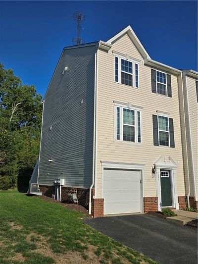 351 Sunrise Dr, Townhouse with 3 bedrooms, 1 bathrooms and 3 parking in Carnegie PA | Image 3