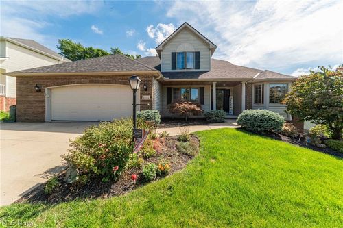 4084 Shelly Dr, Seven Hills, OH, 44131-6266 | Card Image
