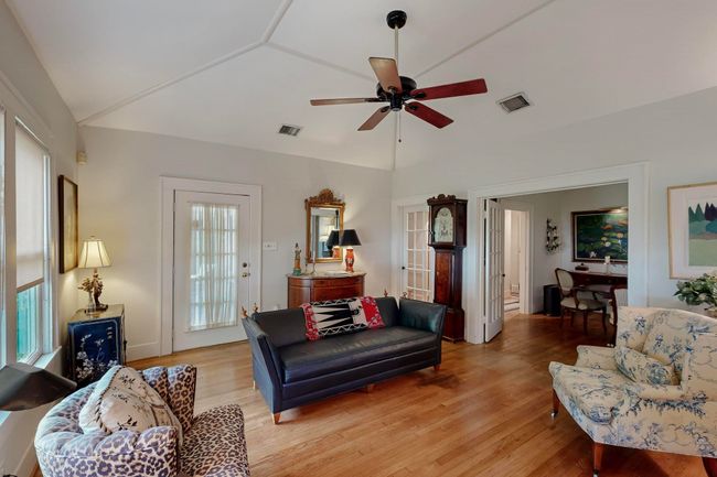 609 Valencia St, House other with 3 bedrooms, 2 bathrooms and null parking in Dallas TX | Image 10
