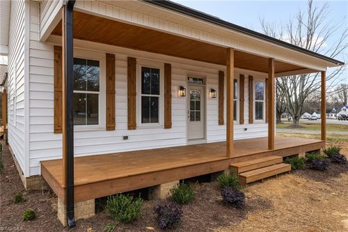 124 Vaden Rd, Reidsville, NC, 27320-9102 | Card Image