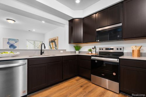 518 Village Ln, Milford, MI, 48381-1546 | Card Image